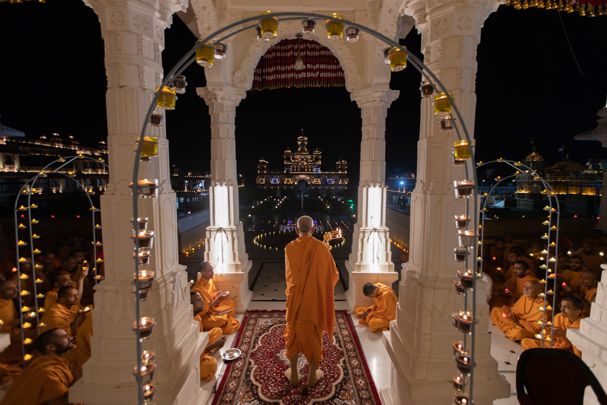 Swamishri performs the morning arti
