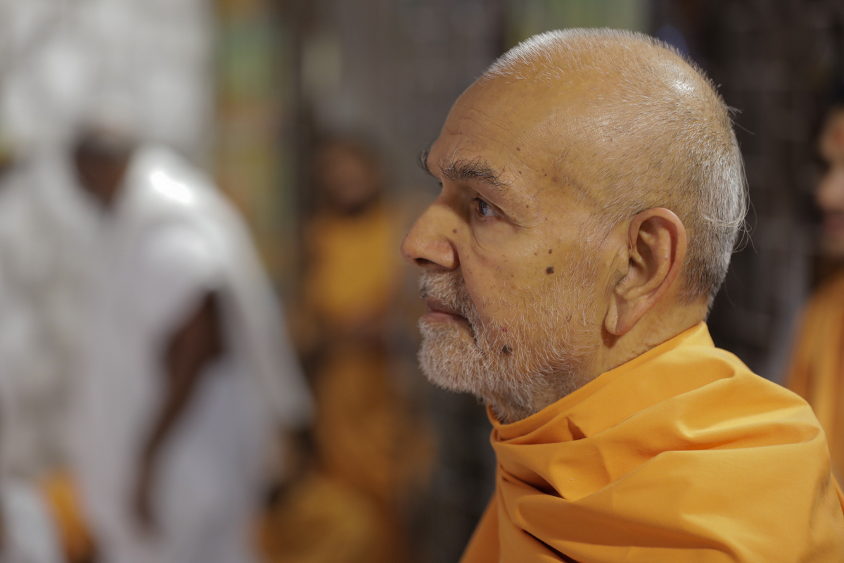 Swamishri engrossed in darshan