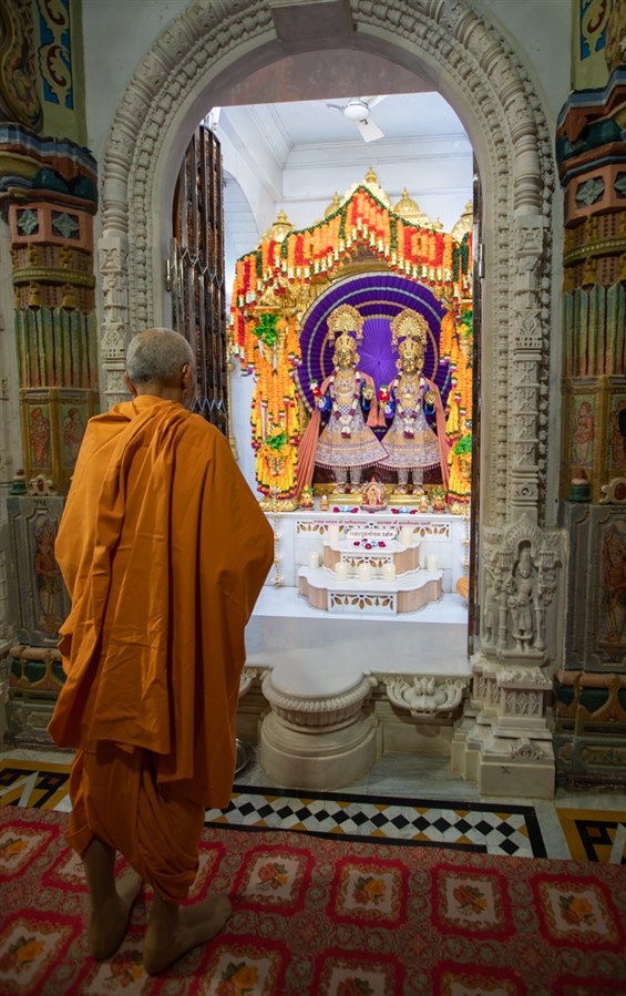 Swamishri engrossed in darshan of Shri Akshar-Purushottam Maharaj