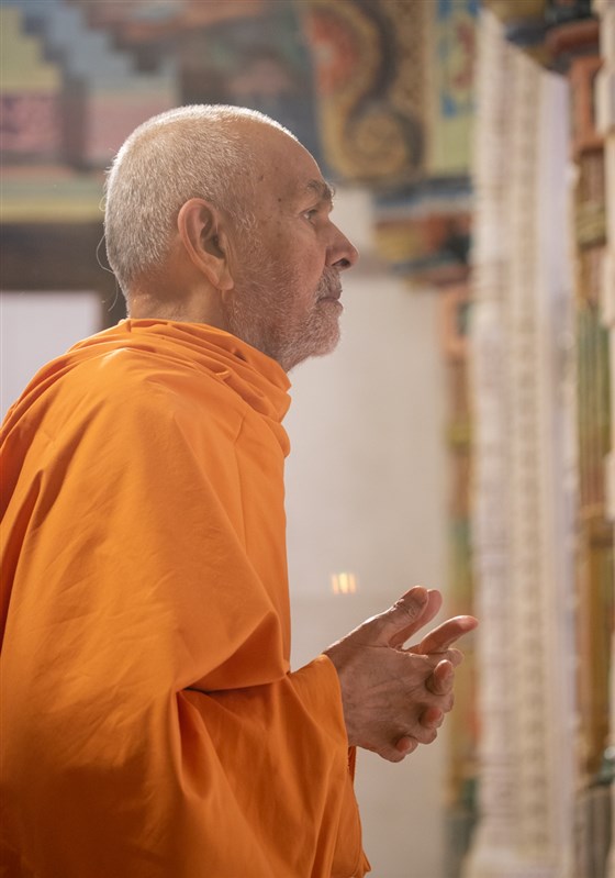 Swamishri engrossed in darshan