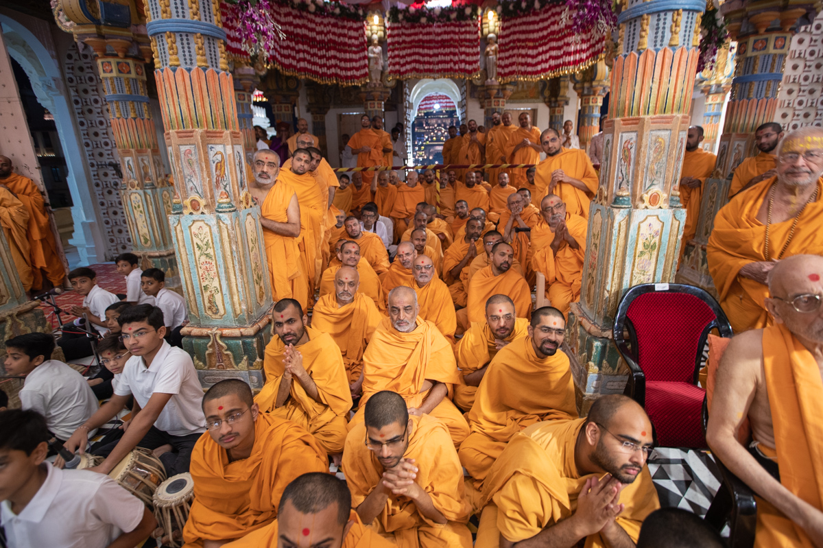 Sadhus doing darshan