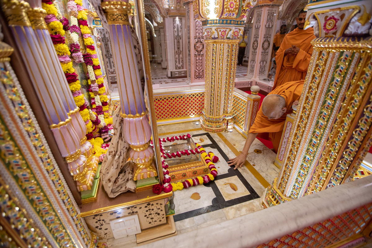Swamishri engrossed in darshan in the Akshar Deri