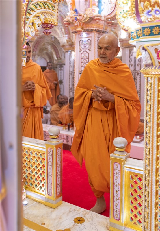 Swamishri engrossed in darshan in the Akshar Deri