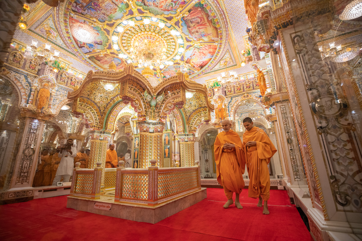 Swamishri performs pradakshina in the Akshar Deri