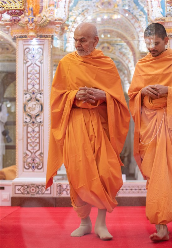 Swamishri performs pradakshina in the Akshar Deri