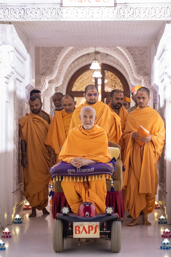 Swamishri after darshan in the Akshar Deri