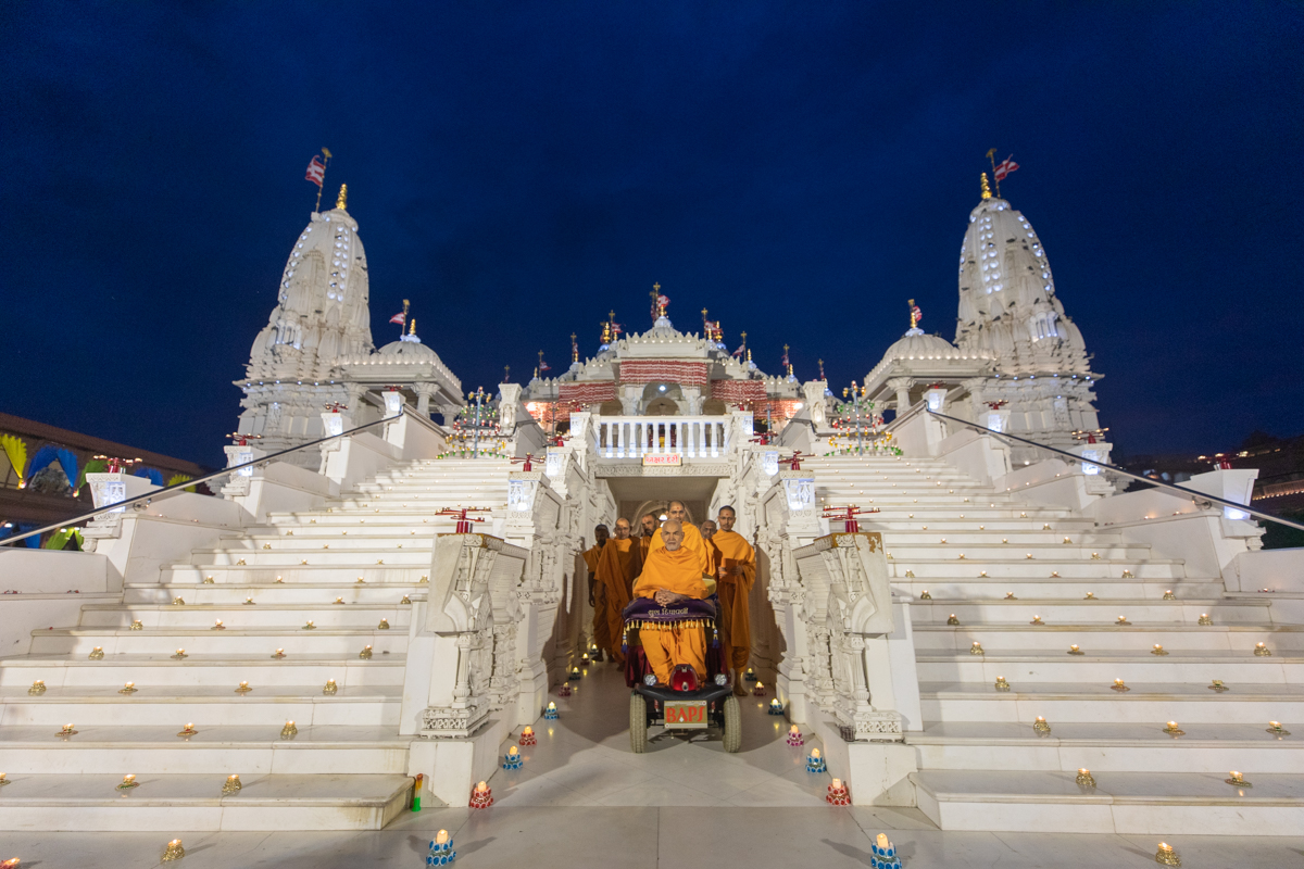 Swamishri after darshan in the Akshar Deri