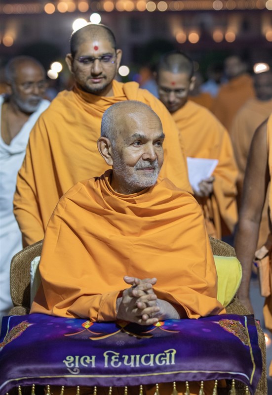 Swamishri greets all with folded hands