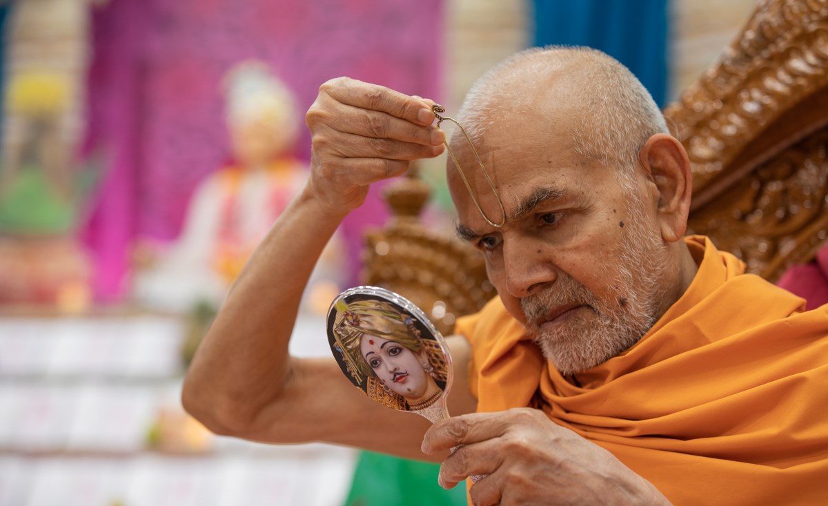 Swamishri applies tilak on his forehead