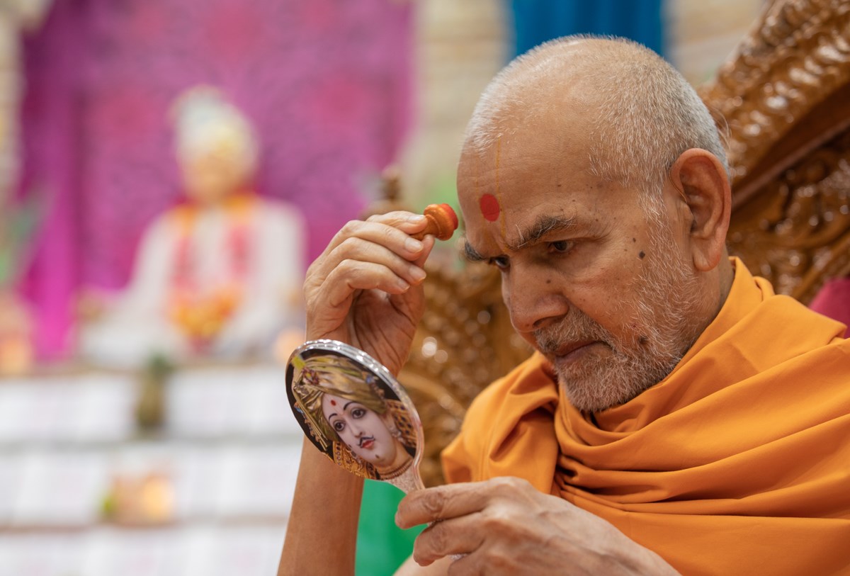 Swamishri applies chandlo