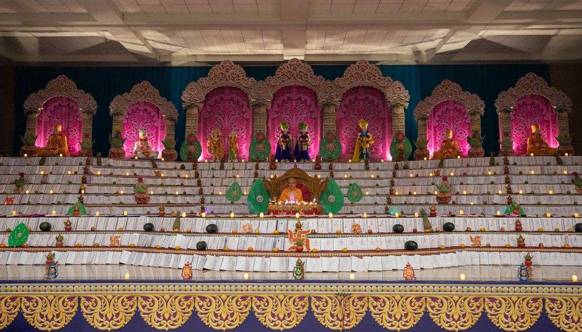 Swamishri meditates in his daily puja