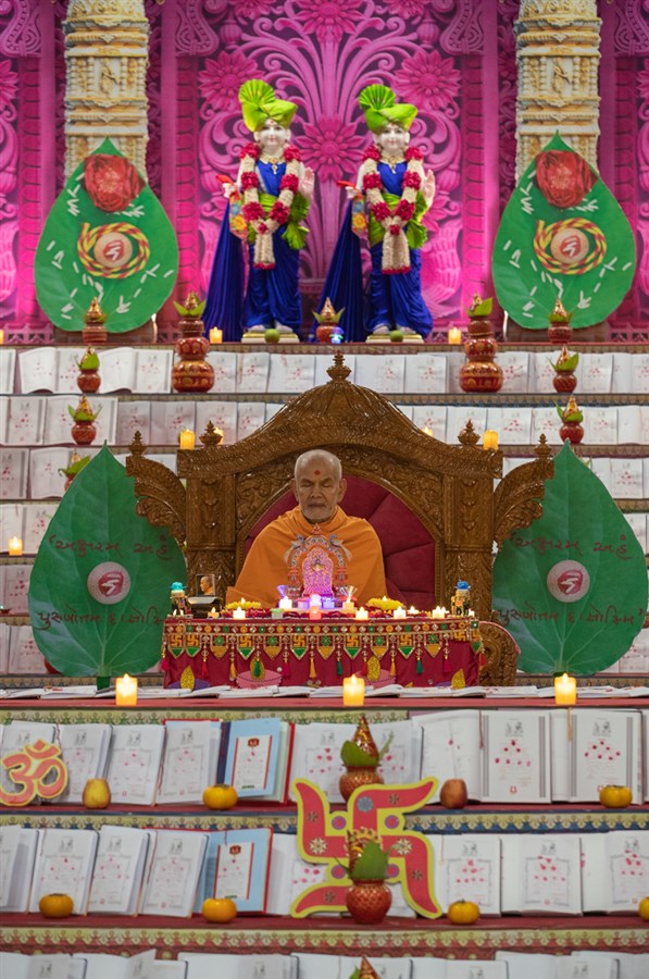 Swamishri meditates in his daily puja