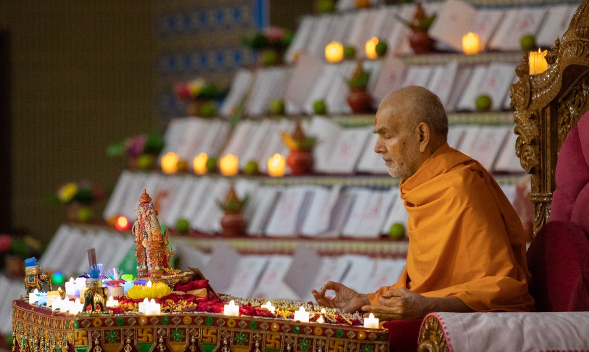Swamishri meditates in his daily puja