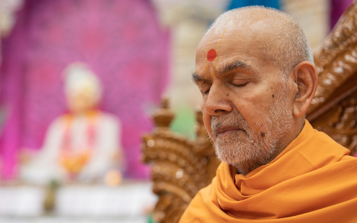 Swamishri meditates in his daily puja