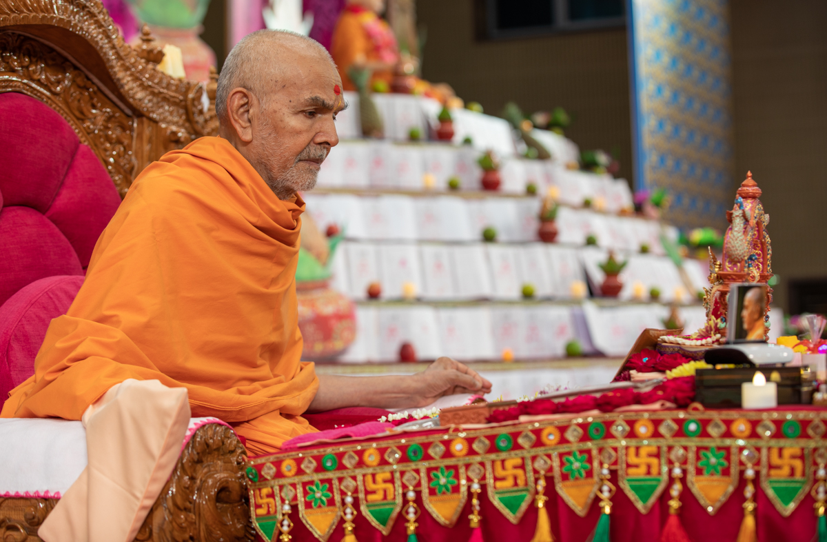 Swamishri performs his daily puja