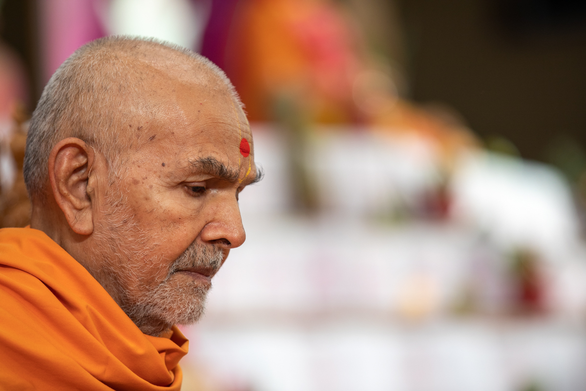 Swamishri performs his daily puja