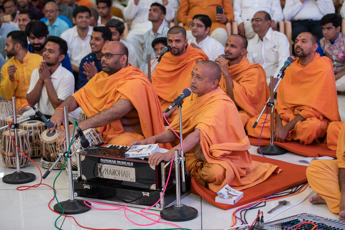 Sadhus sing kirtans in Swamishri's morning puja
