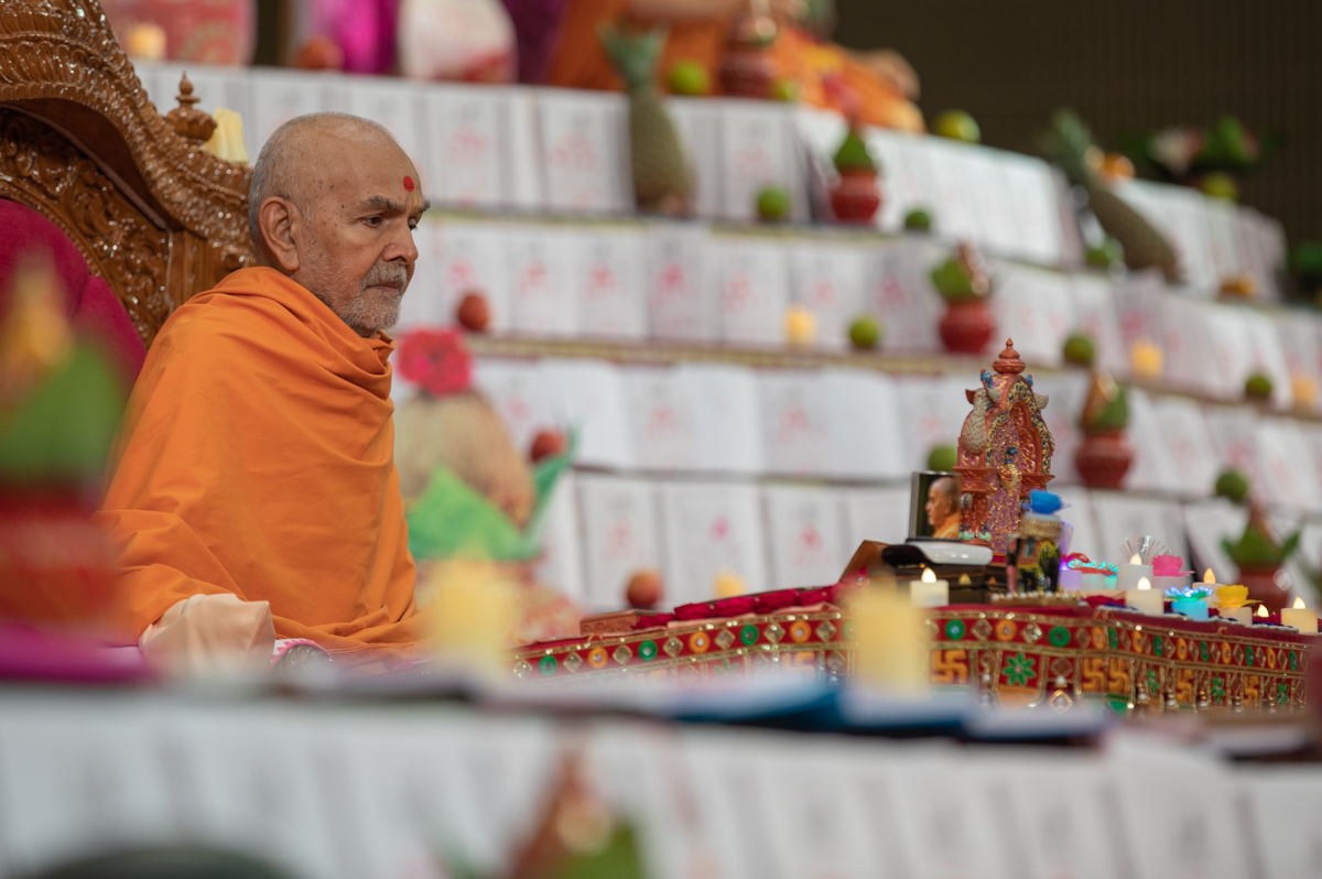Swamishri performs his daily puja