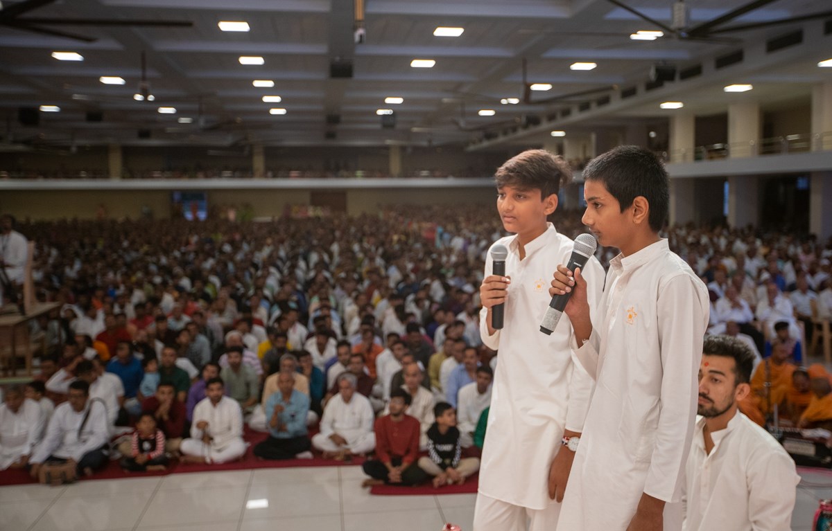 Children present during Swamishri's puja