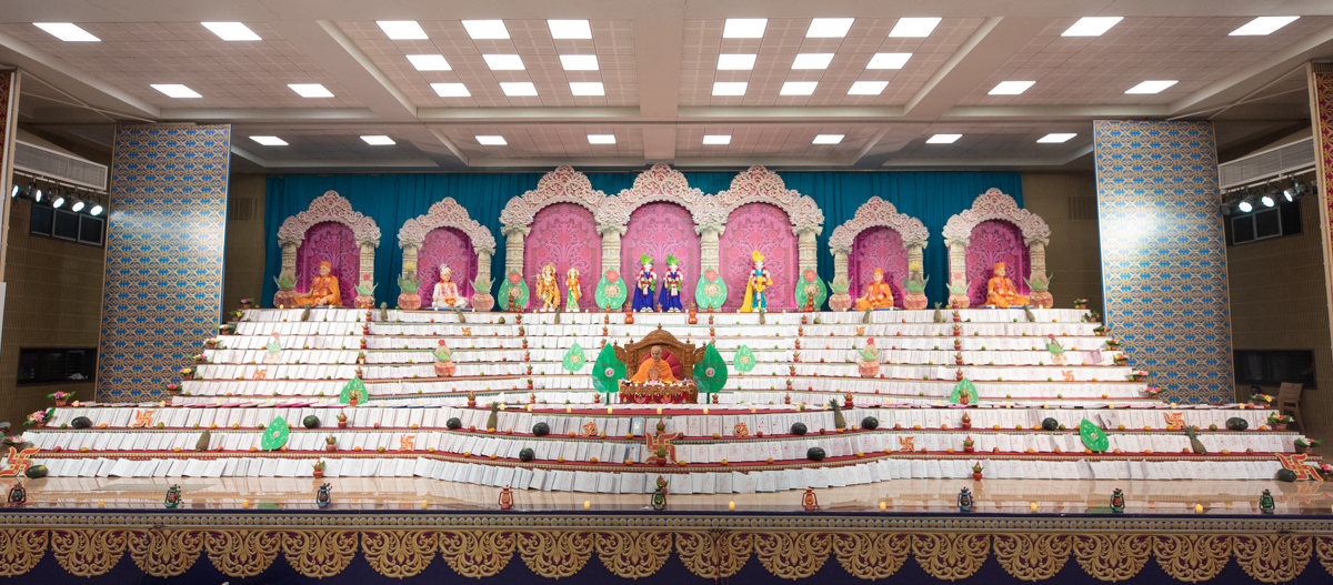Swamishri performs his daily puja