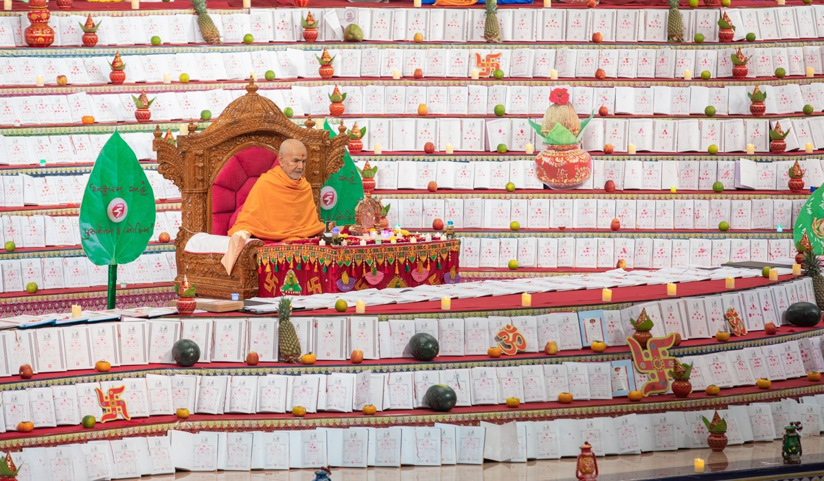 Swamishri performs his daily puja