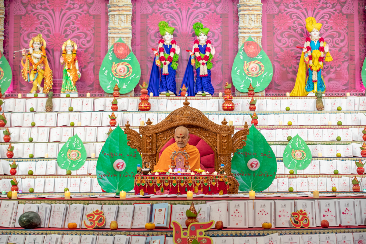 Swamishri performs his daily puja