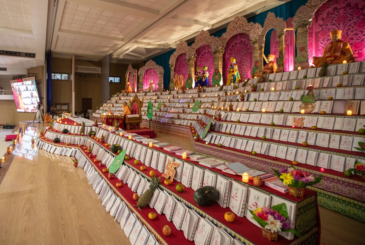Swamishri performs his daily puja