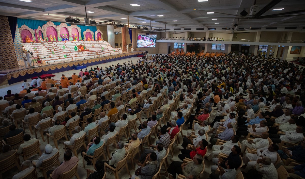 Devotees doing Swamishri's puja darshan