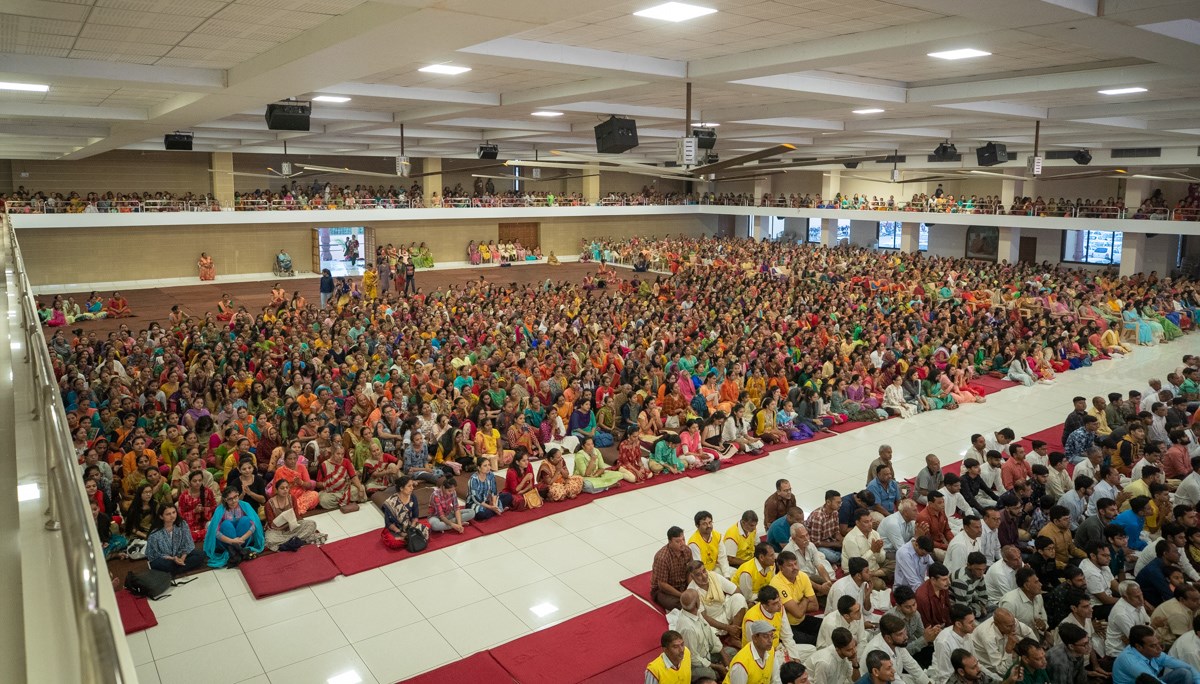 Devotees doing Swamishri's puja darshan