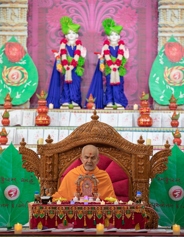 Swamishri performs his daily puja