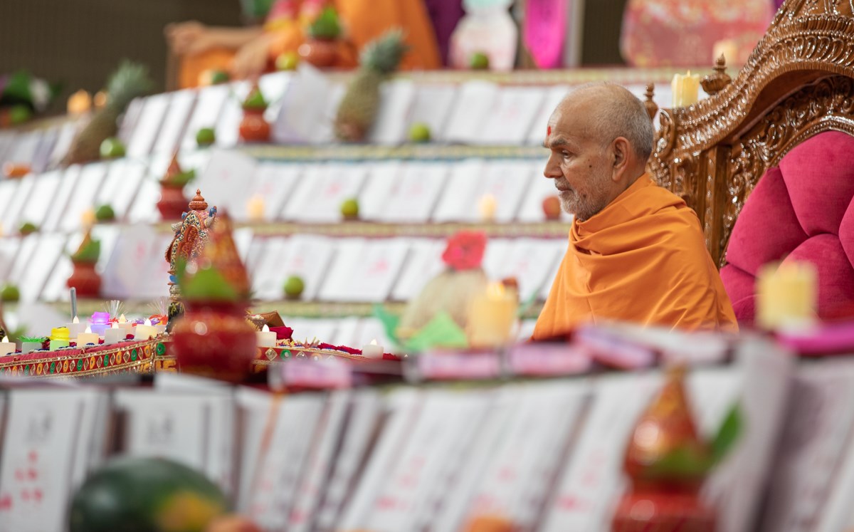 Swamishri performs his daily puja
