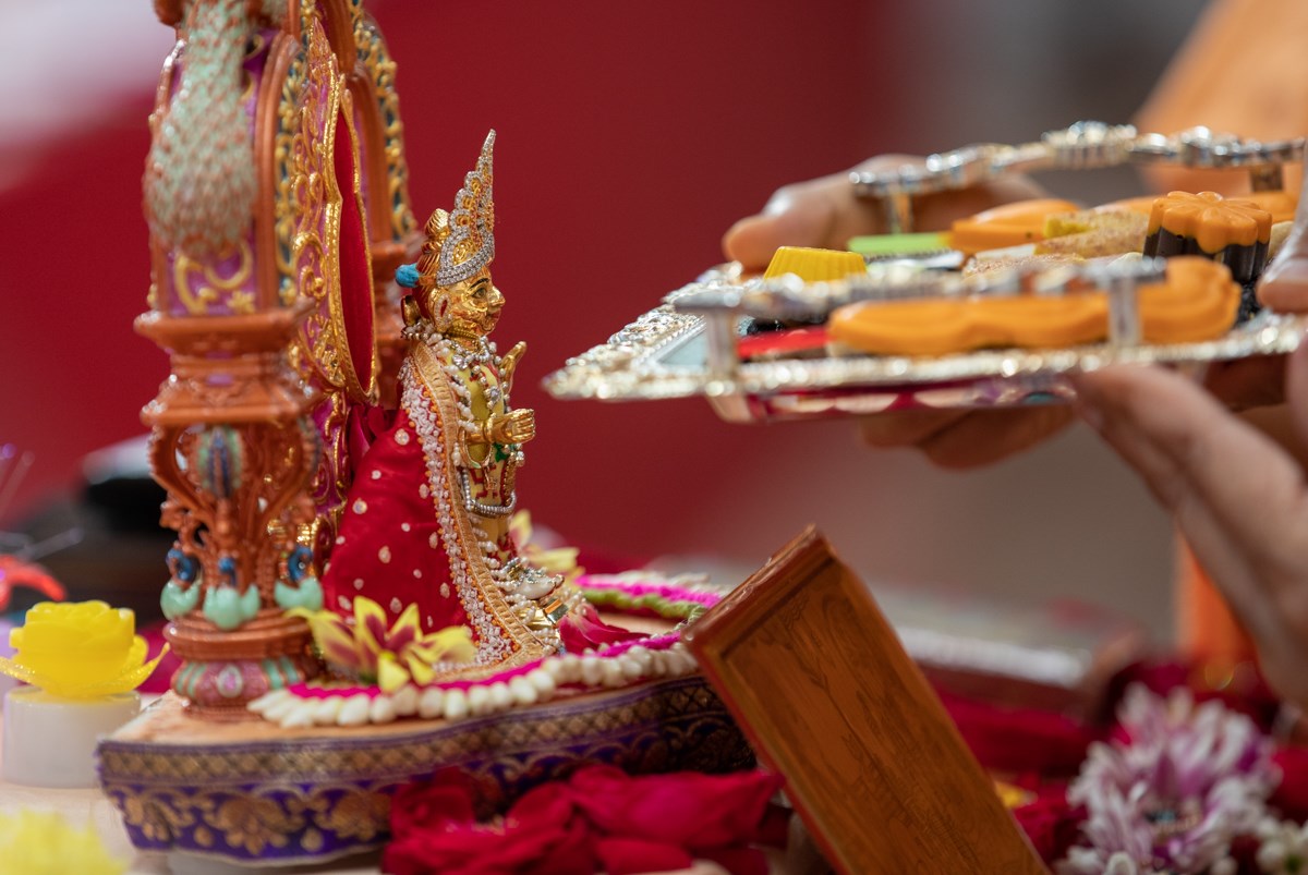 Swamishri offers thal to Shri Harikrishna Maharaj