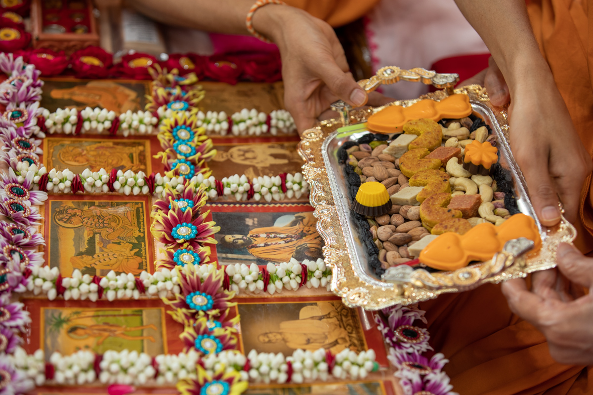 Swamishri offers thal to Shri Guru Parampara