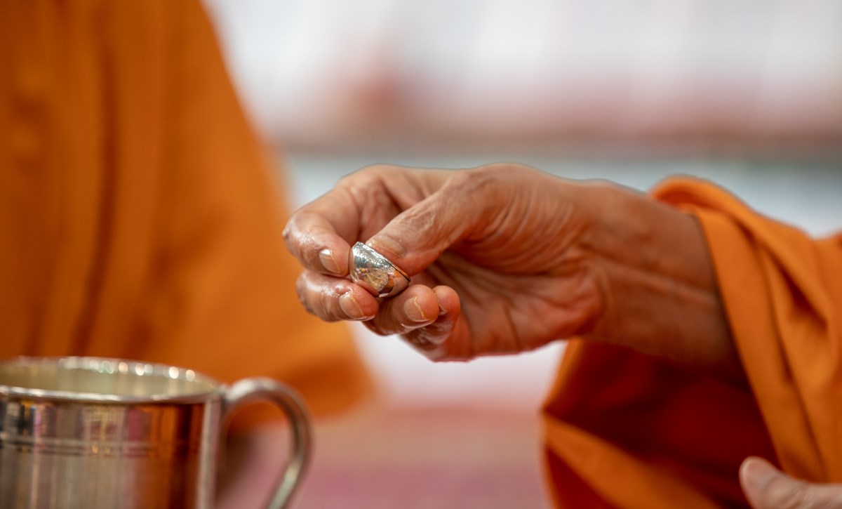 Swamishri performs his daily puja