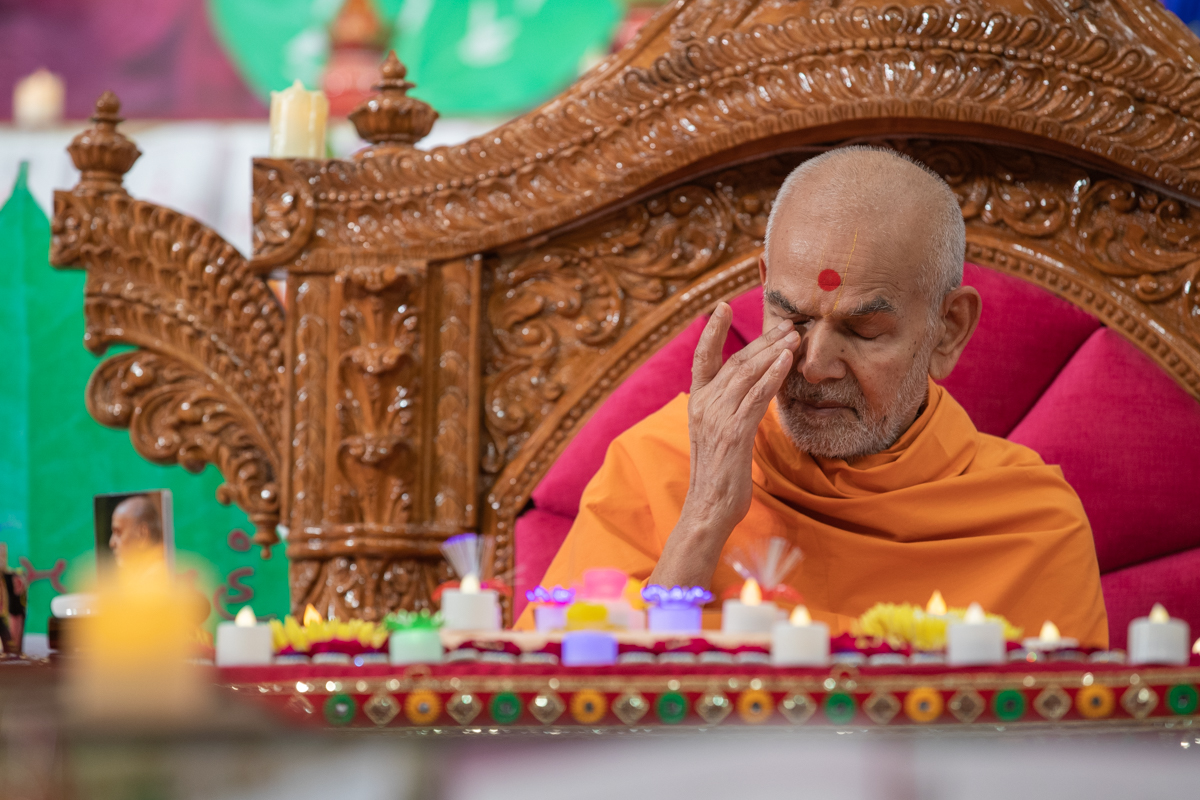 Swamishri engrossed in darshan