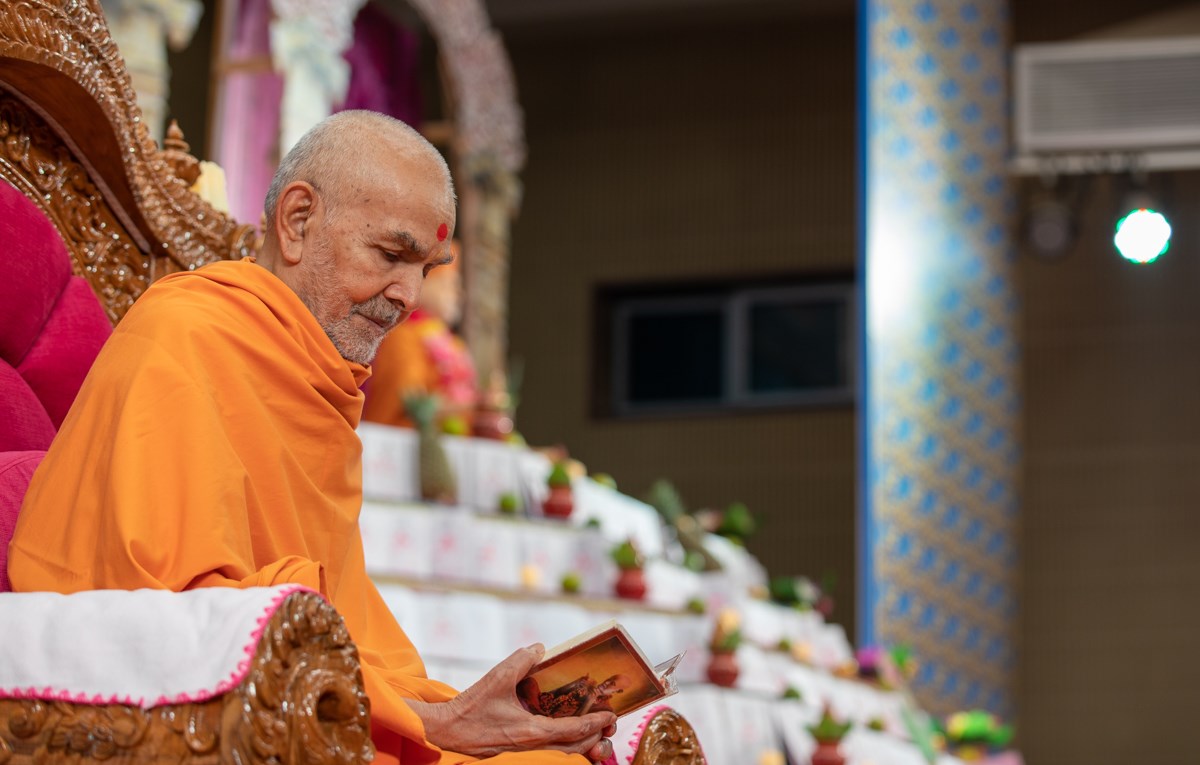 Swamishri reads the Shikshapatri
