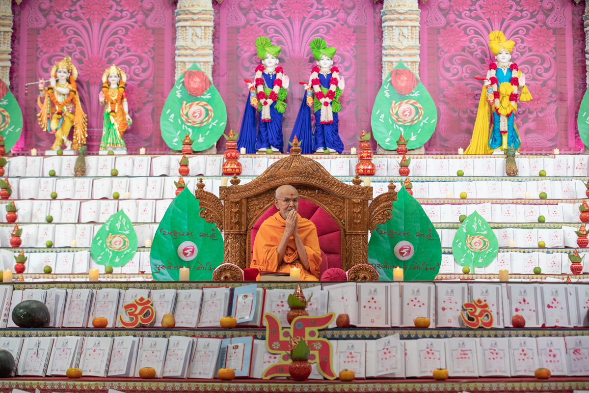 Swamishri greets all with folded hands