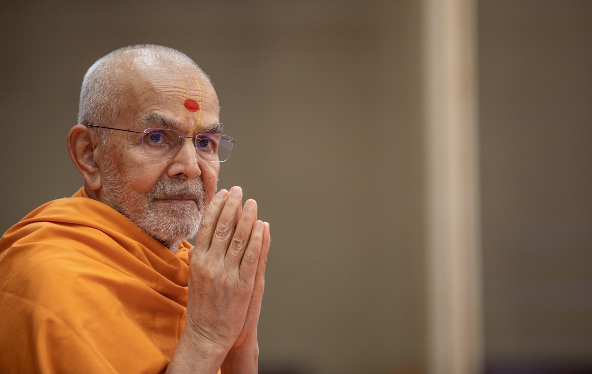 Swamishri greets all with folded hands