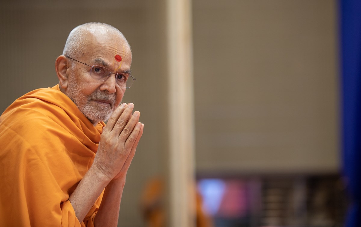 Swamishri greets all with folded hands