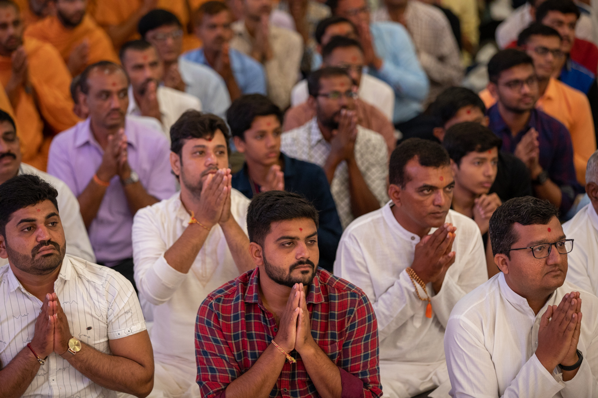 Devotees doing darshan of Swamishri