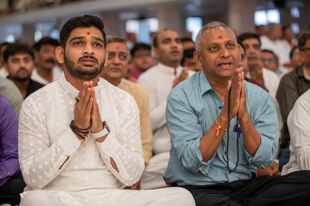 Devotees doing darshan of Swamishri