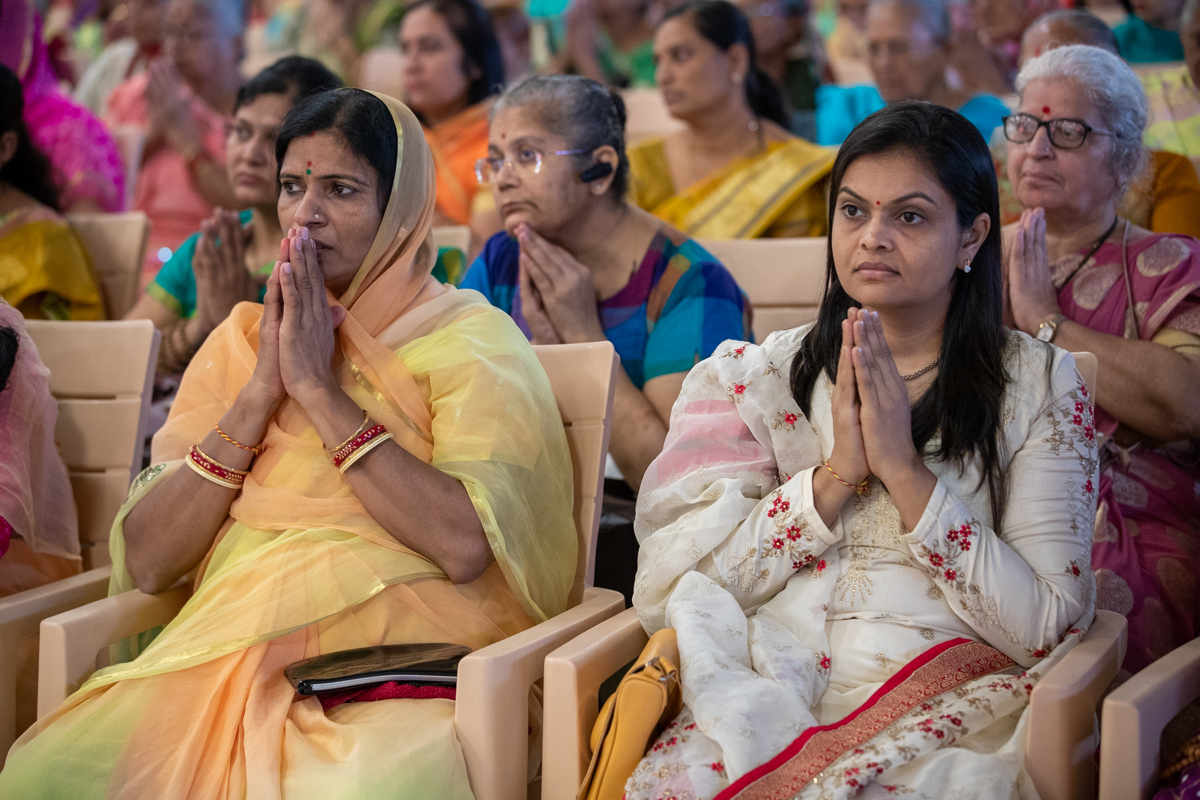 Devotees doing darshan of Swamishri