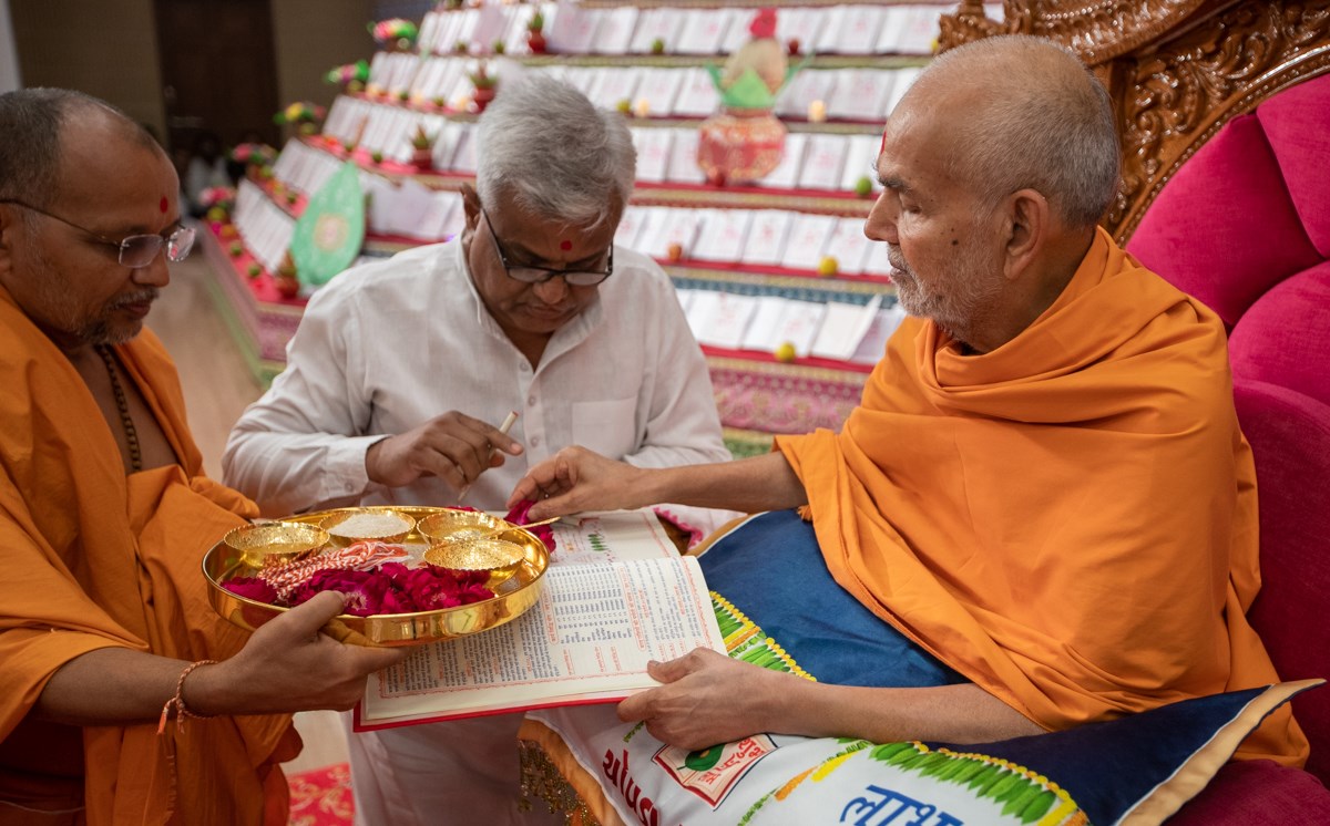 Swamishri sanctifies account books of BAPS Shri Swaminarayan Mandir, Gondal