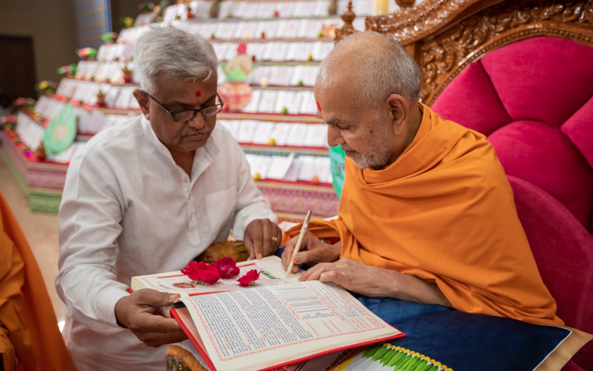 Swamishri sanctifies an account book