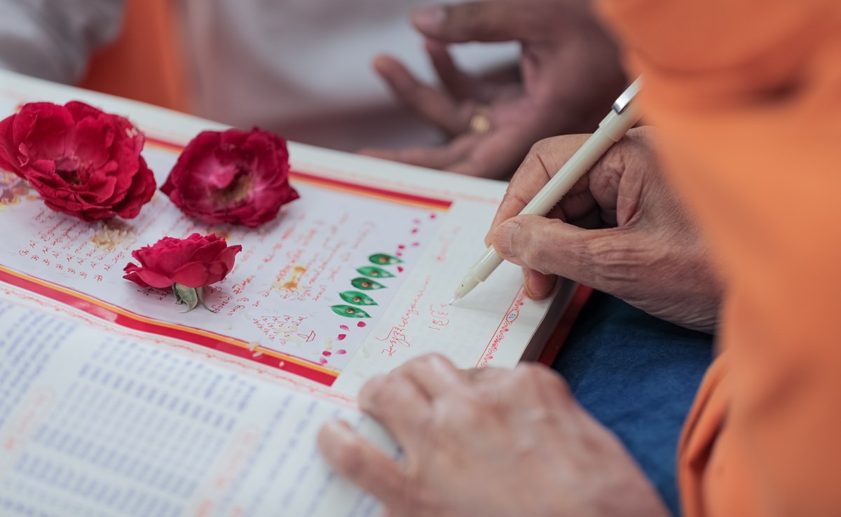 Swamishri sanctifies an account book