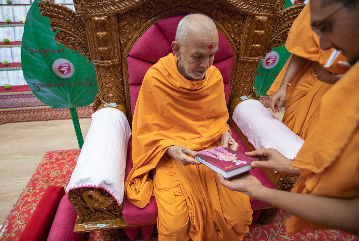 Swamishri sanctifies a diary