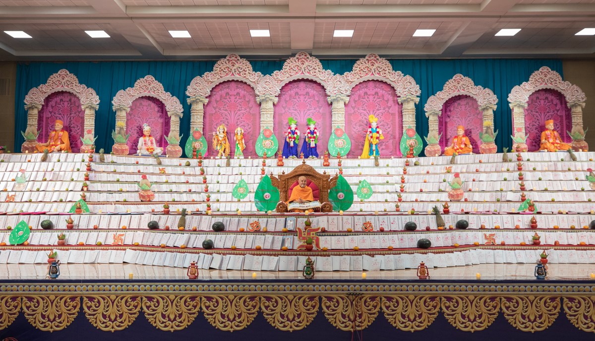 Swamishri blesses the assembly