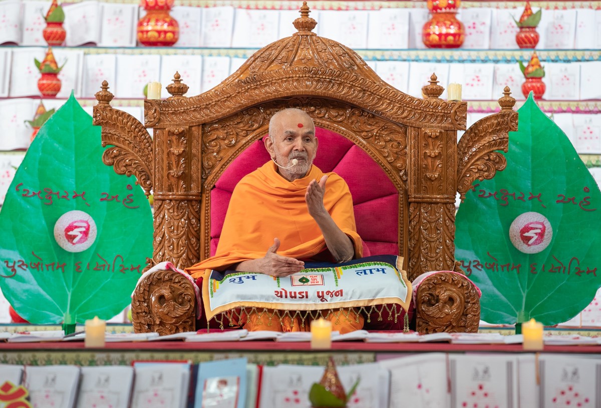Swamishri blesses the assembly