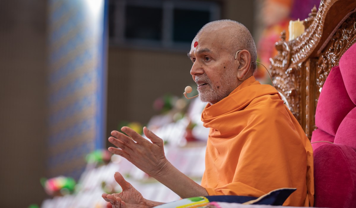 Swamishri blesses the assembly