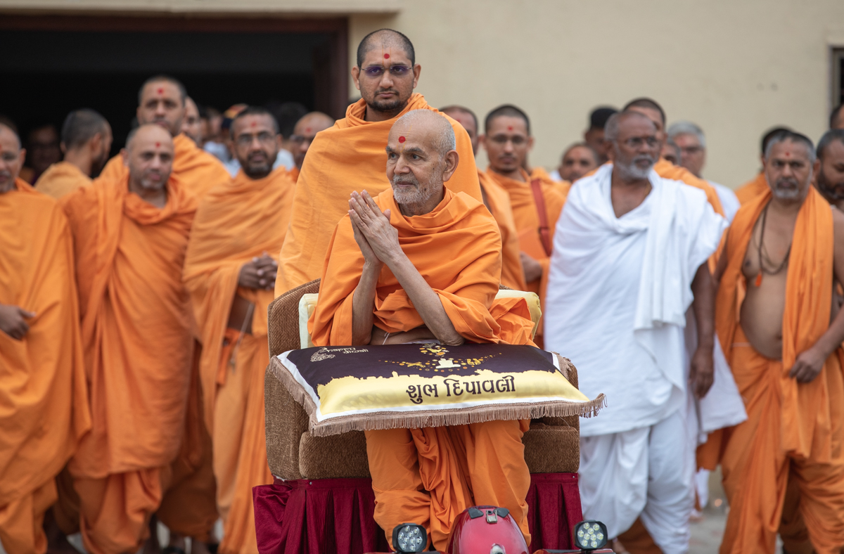 Swamishri greets all with folded hands